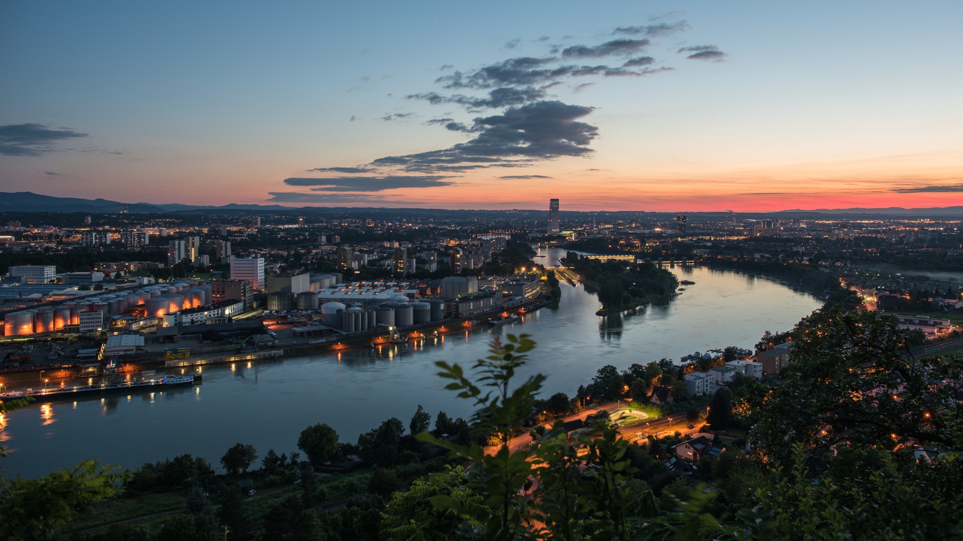 Basel am Rhein in der Abenddämmerung
